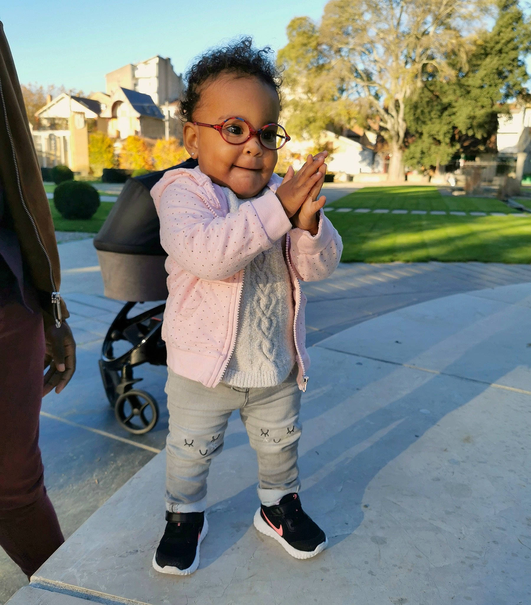 Yéléna a rejoint le concours — aidez-le/la à gagner de superbes lots ! child, cool, glasses, jeans, joy, person, photography, shoe, snapshot, street_fashion, tourism, trousers, vacation