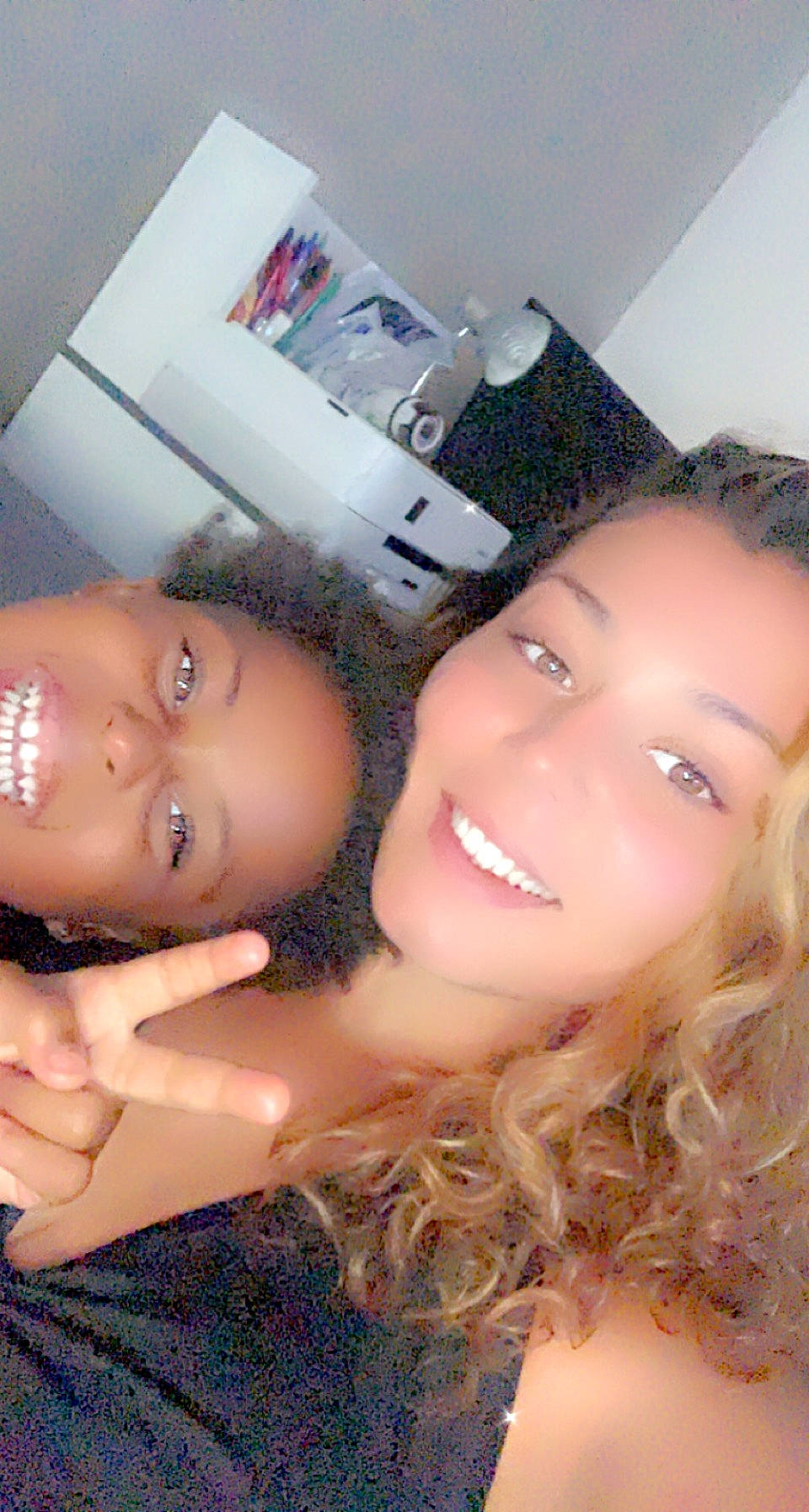 Tayana a rejoint le concours — aidez-le/la à gagner de superbes lots ! black_hair, cheek, chin, eyebrow, eyelash, finger, forehead, fun, gesture, happy, hat, human_body, iris, joy, lip, material_property, mouth, neck, nose, person