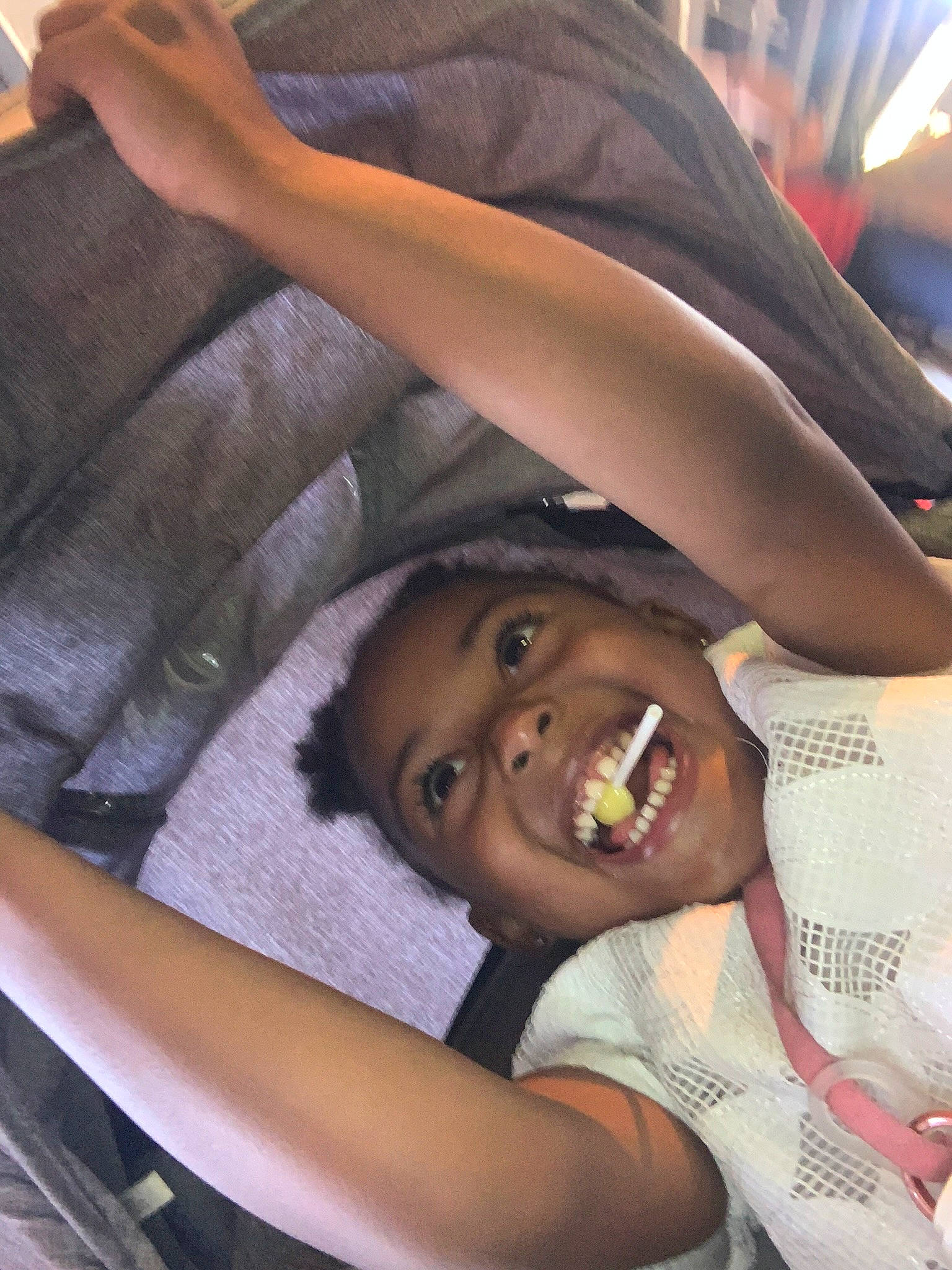 Tayana a rejoint le concours — aidez-le/la à gagner de superbes lots ! abdomen, black_hair, chest, child, comfort, elbow, event, fun, gesture, happy, human_leg, interaction, joint, knee, mouth, neck, person, t_shirt, thigh, tree