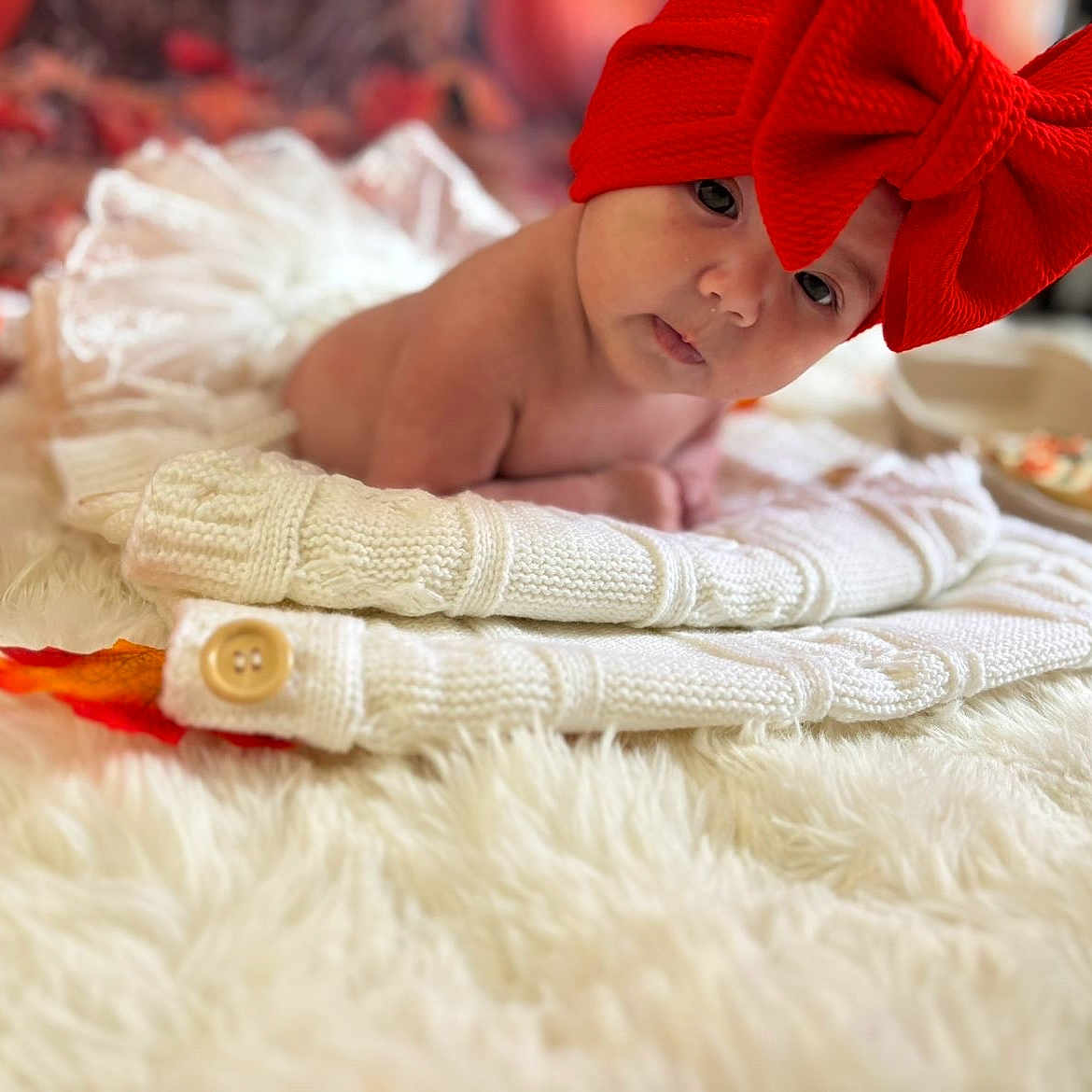 Katalïyna participe au concours pour gagner de l'argent avec cette photo : autumn_leaves, baby, baby_girl, child, close_up, cozy, cute, decor, fall_theme, fluffy_rug, headband, indoor, infant, knit, portrait, pumpkin, red_bow, soft_texture, warm_colors, white_sweater
