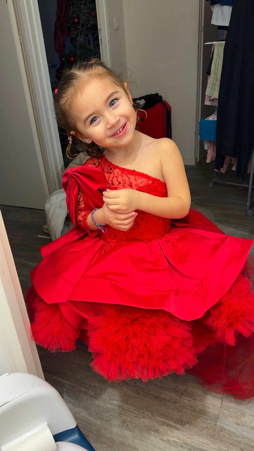 Aïyanna participe au concours pour gagner de l'argent avec cette photo : child, girl, red_dress, smiling, indoor, floor, long_hair, blue_eyes, playful, portrait, happy, clothing, dress, fashion, person, cute, standing, room, home, tulle