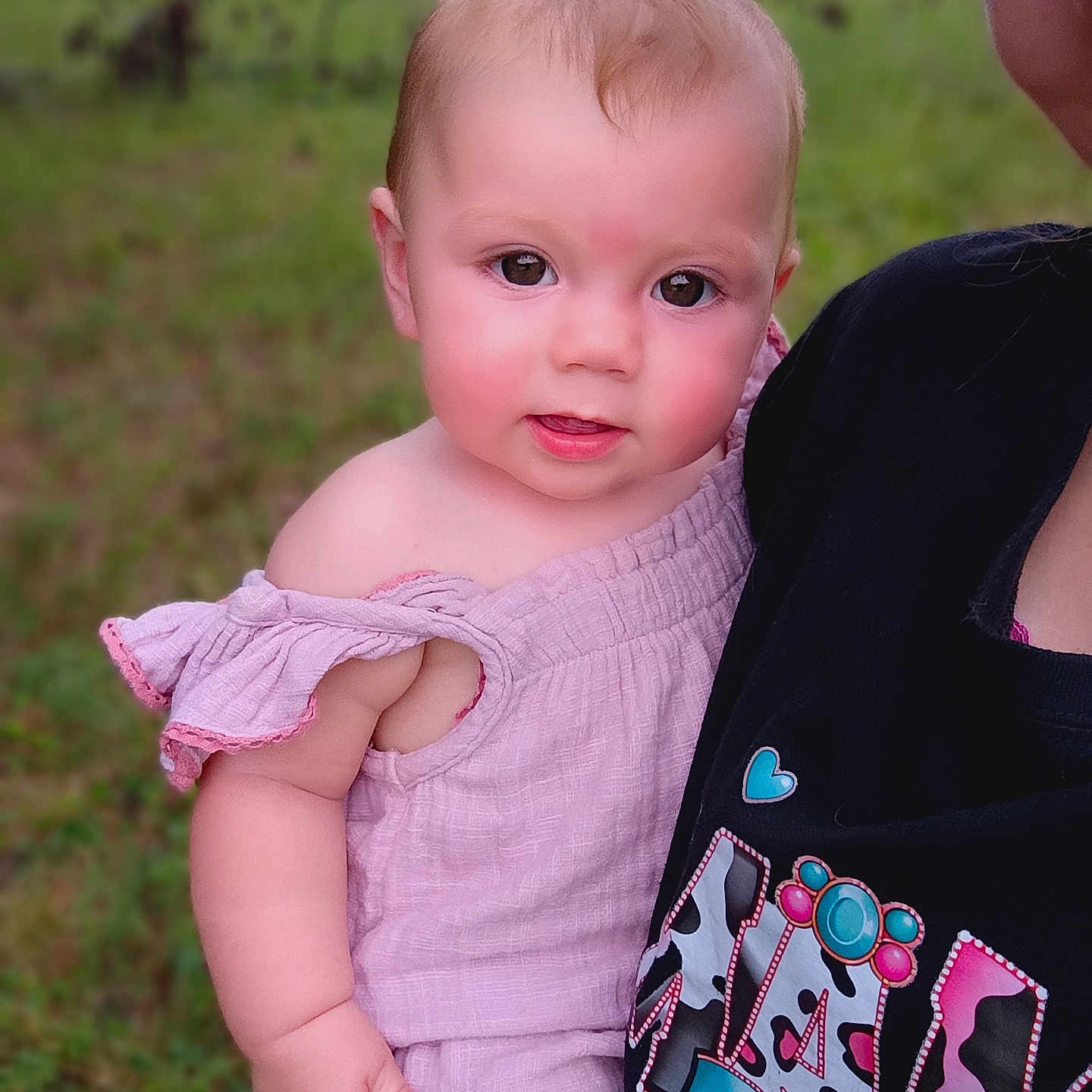 Maez is registered to the contest to win money with this photo: baby, infant, child, adult, face, portrait, outdoor, field, grass, greenery, pink_outfit, dress, shoulder, carried, selfie, looking_at_camera, rosy_cheeks, daylight, family, cute