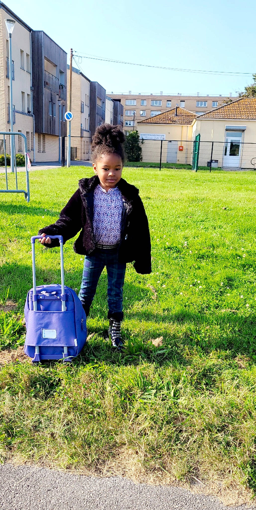 Fatoumata participe au concours pour gagner de l'argent avec cette photo : building, electric_blue, fun, grass, grass_family, grassland, green, happy, house, lawn, leisure, meadow, people_in_nature, person, plant, rolling, sky, smile, toddler, travel