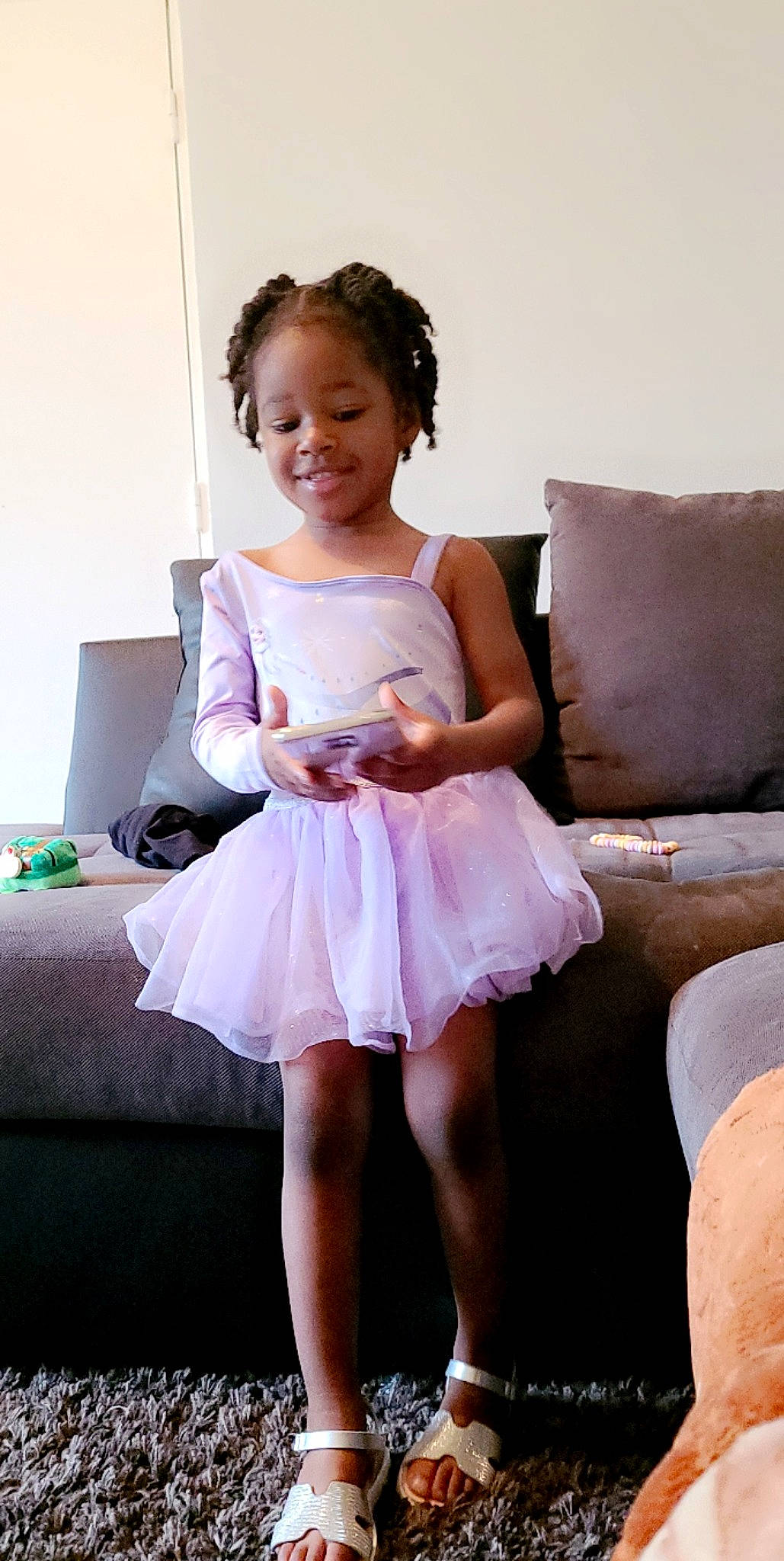 Fatoumata a rejoint le concours — aidez-le/la à gagner de superbes lots ! arm, comfort, day_dress, dress, embellishment, flash_photography, hair, hairstyle, hand, happy, human_body, human_leg, iris, joint, joy, knee, person, shoulder, skin, smile