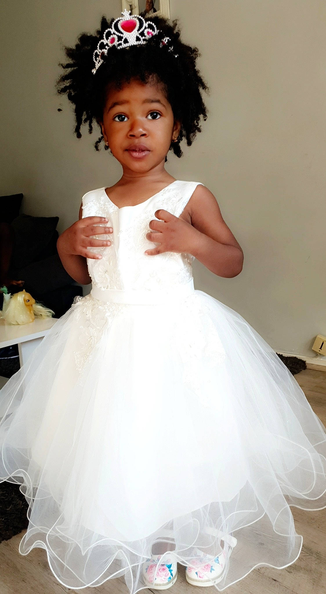 Fatoumata participe au concours pour gagner de l'argent avec cette photo : baby_toddler_clothing, bridal_clothing, bridal_party_dress, day_dress, dress, facial_expression, fashion_design, flash_photography, formal_wear, gesture, gown, happy, neck, one_piece_garment, person, skin, sleeve, smile, toddler, waist