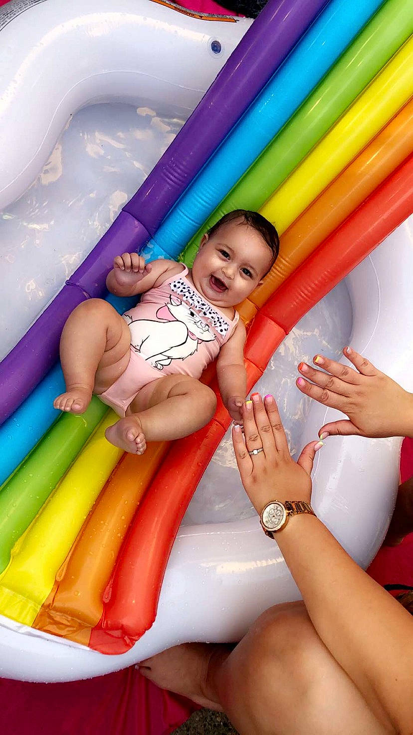 Jasmine Irina participe au concours pour gagner de l'argent avec cette photo : child, fun, games, inflatable, leisure, person, play, recreation, toddler