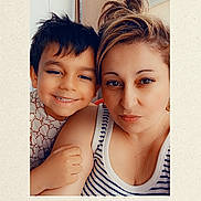 Brayton a rejoint le concours — aidez-le/la à gagner de superbes lots ! child, boy, adult, woman, selfie, smile, portrait, face, faces, striped_top, hair, eyes, lips, arm, hug, kiss_stamp, beige_background, photo_frame, indoor, closeup