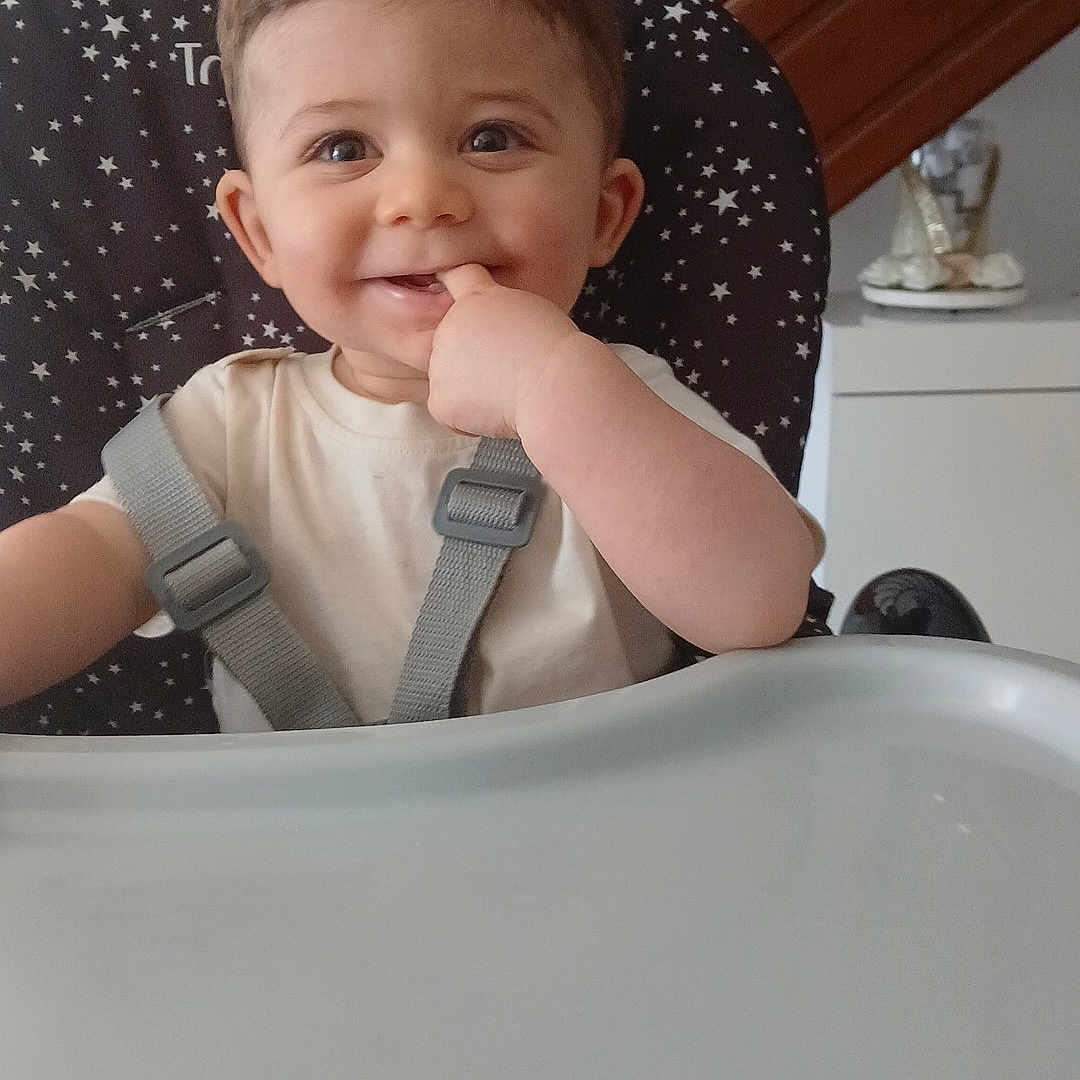Abraham a rejoint le concours — aidez-le/la à gagner de superbes lots ! baby, cheek, cute, eyes, face, feeding_tray, finger_in_mouth, hair, happy, harness, highchair, home, indoor, infant, portrait, smile, staircase, star_pattern, table, wooden_banister