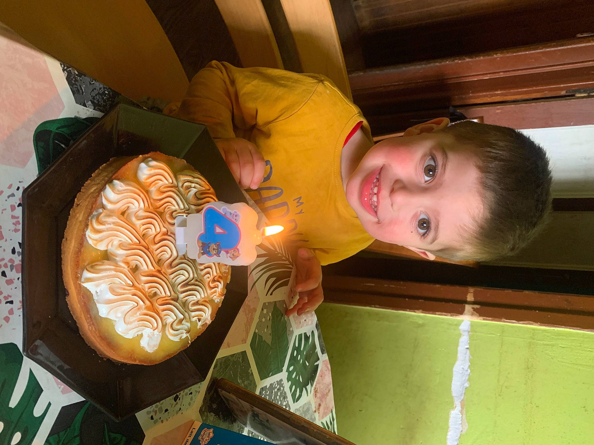 Gabin participe au concours pour gagner de l'argent avec cette photo : baked_goods, comfort_food, cuisine, dish, food, fun, ingredient, joy, junk_food, organ, person, smile, snack, staple_food, sweetness, toddler, wood