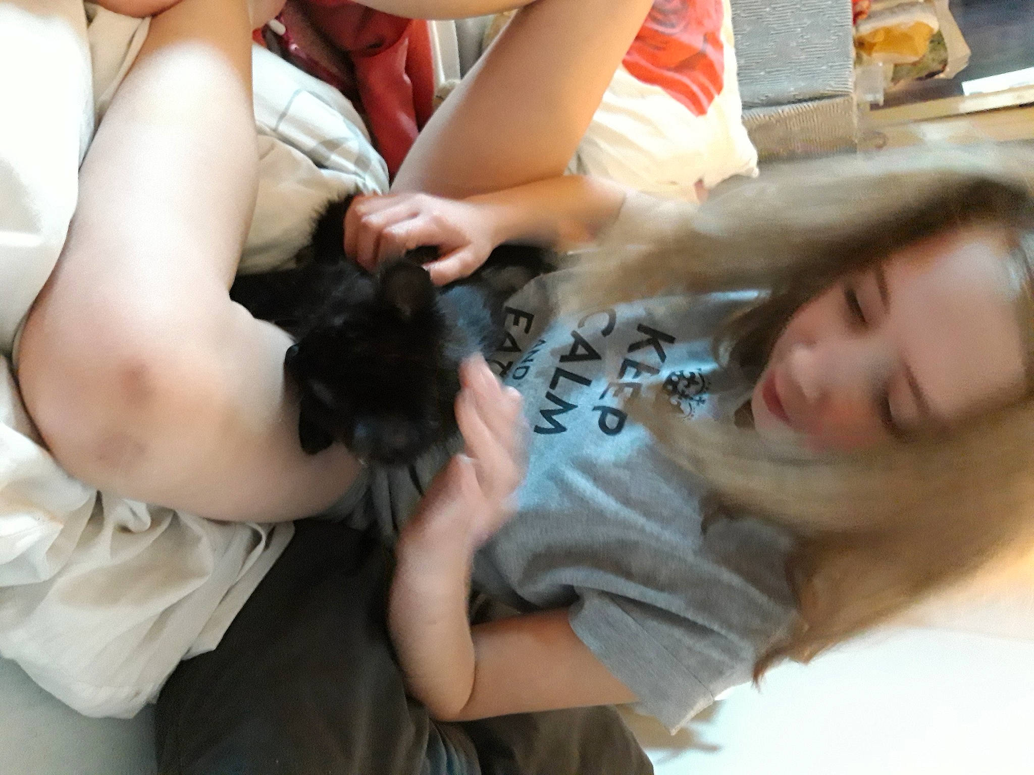 Océane a rejoint le concours — aidez-le/la à gagner de superbes lots ! arm, black_hair, ear, finger, gesture, hair, hand, leg, long_hair, person