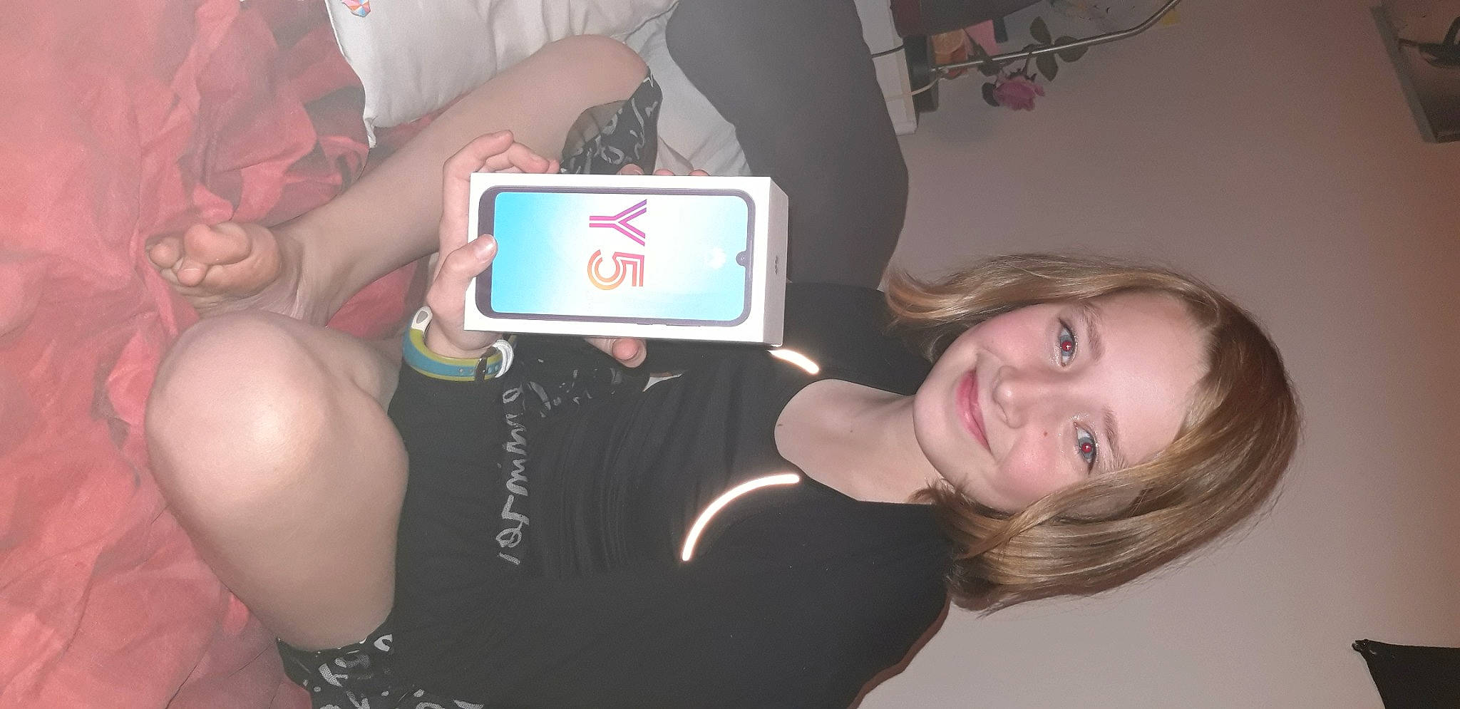 Océane participe au concours pour gagner de l'argent avec cette photo : electronic_device, electronics, finger, fun, gadget, hand, joy, neck, person, photography, selfie, skin, technology, thumb