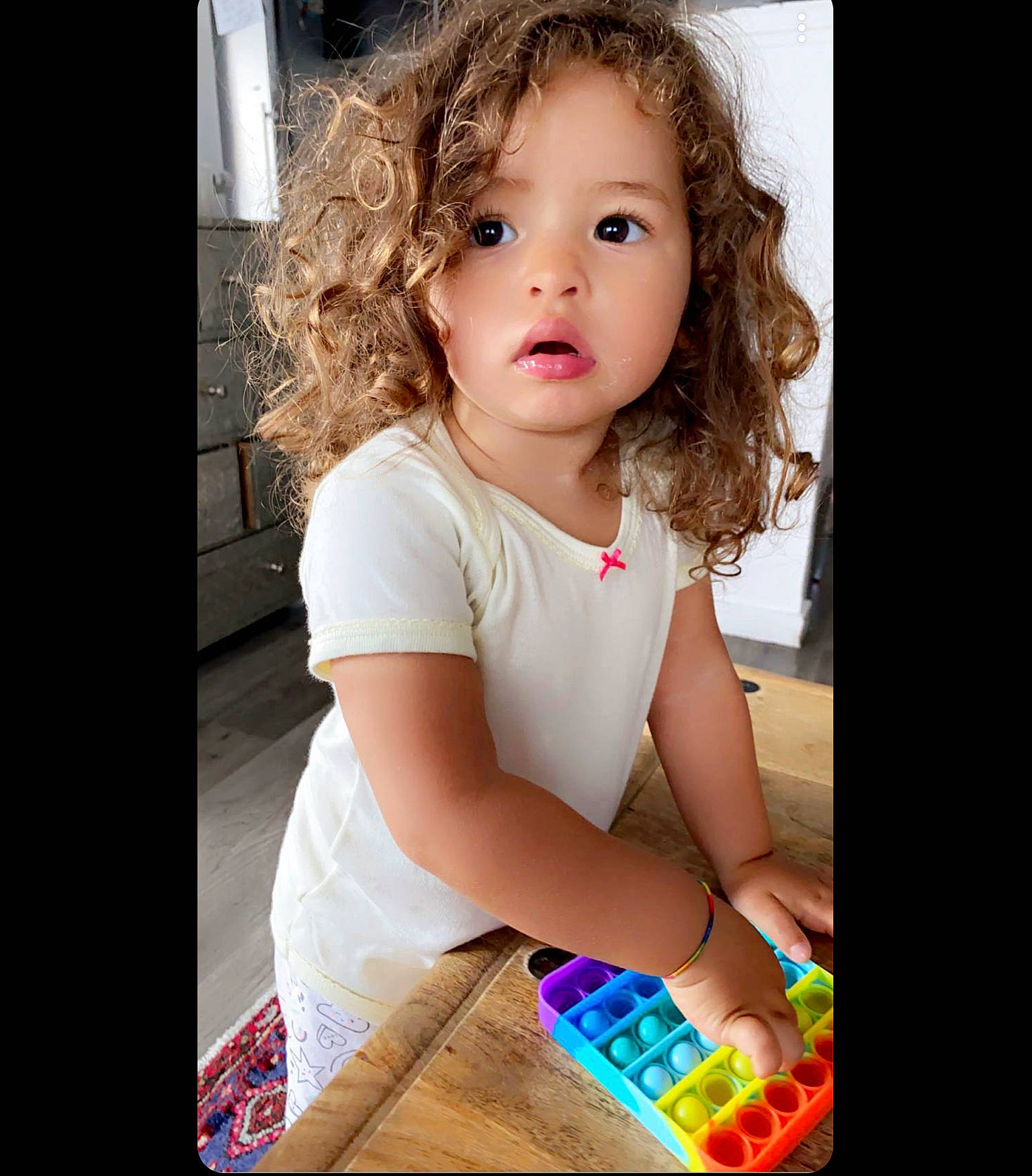 Hazel-rose a rejoint le concours — aidez-le/la à gagner de superbes lots ! baby_toddler_clothing, blond, brown_hair, cheek, child, day_dress, eyelash, flash_photography, fun, hair, happy, iris, magenta, neck, pattern, person, play, sitting, sleeve, t_shirt