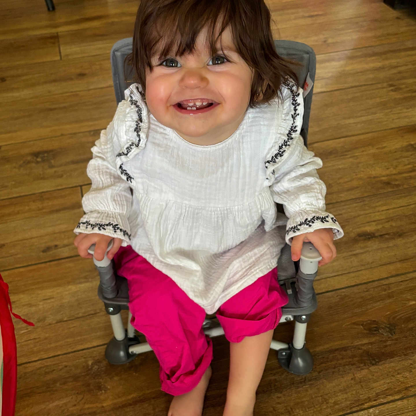 Ambre participe au concours pour gagner de l'argent avec cette photo : bodypart, chair, child, clothing, face, female, finger, furniture, girl, hand, hardwood, head, indoors, pants, person, photography, plywood, portrait, sitting, wood