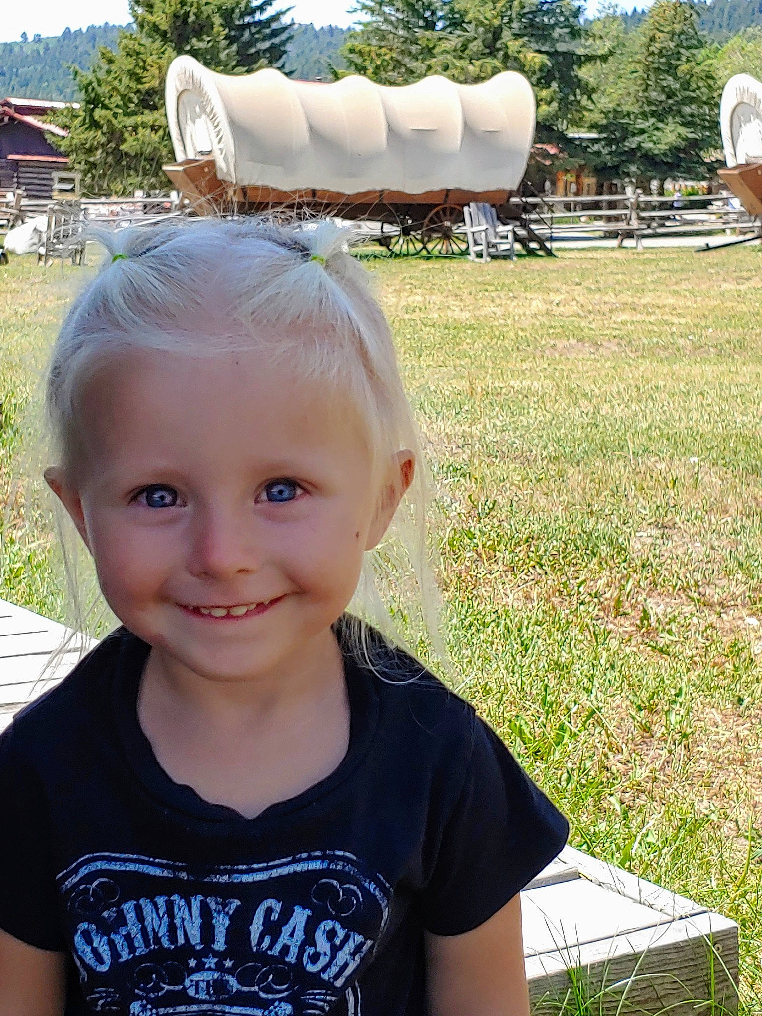 Zeppelin is registered to the contest to win money with this photo: child, electric_blue, fun, grass, green, hairstyle, happy, joy, lawn, leaf, leisure, light, person, plant, recreation, sitting, smile, summer, t_shirt, toddler