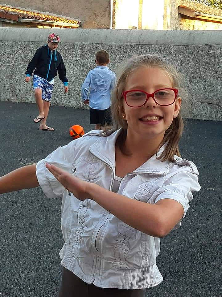 Lou-anne participe au concours pour gagner de l'argent avec cette photo : asphalt, eyewear, gesture, glasses, hairstyle, happy, headwear, joint, joy, leisure, organ, people, person, photograph, road_surface, shoulder, sleeve, smile, t_shirt, temple