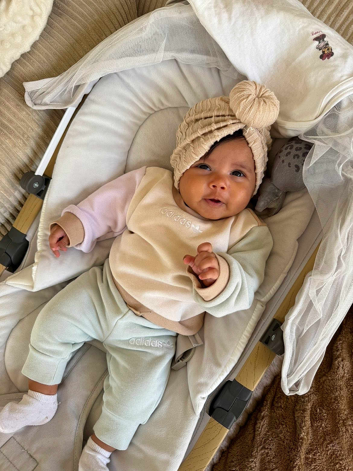 şilan participe au concours pour gagner de l'argent avec cette photo : baby, infant, beanie, hat, bassinet, bouncer, adidas, onesie, socks, smile, cute, face, hands, toy, blanket, cushion, soft_fabric, home_interior, portrait, newborn