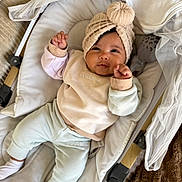 şilan participe au concours pour gagner de l'argent avec cette photo : baby, infant, beanie, hat, onesie, tracksuit, adidas, bassinet, stroller, blanket, plush_toy, smile, cute, cozy, socks, hand, face, eyes_open, neutral_tones, home_interior