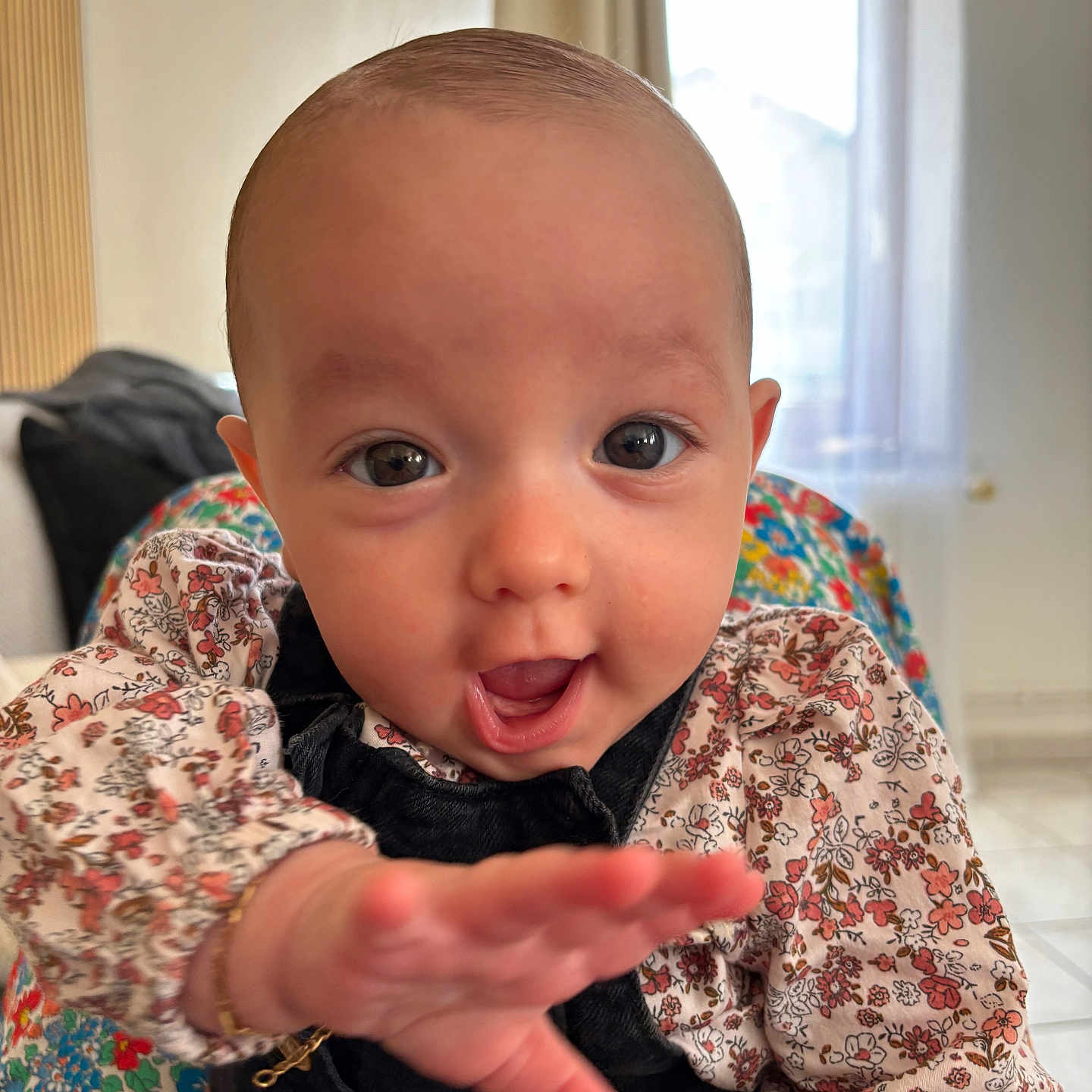 Evy Et Lylou participe au concours pour gagner de l'argent avec cette photo : baby, chair, child, clothing, colorful, curtain, cute, expression, face, floral, hand, happy, indoor, overalls, person, portrait, skin, smiling, window, young