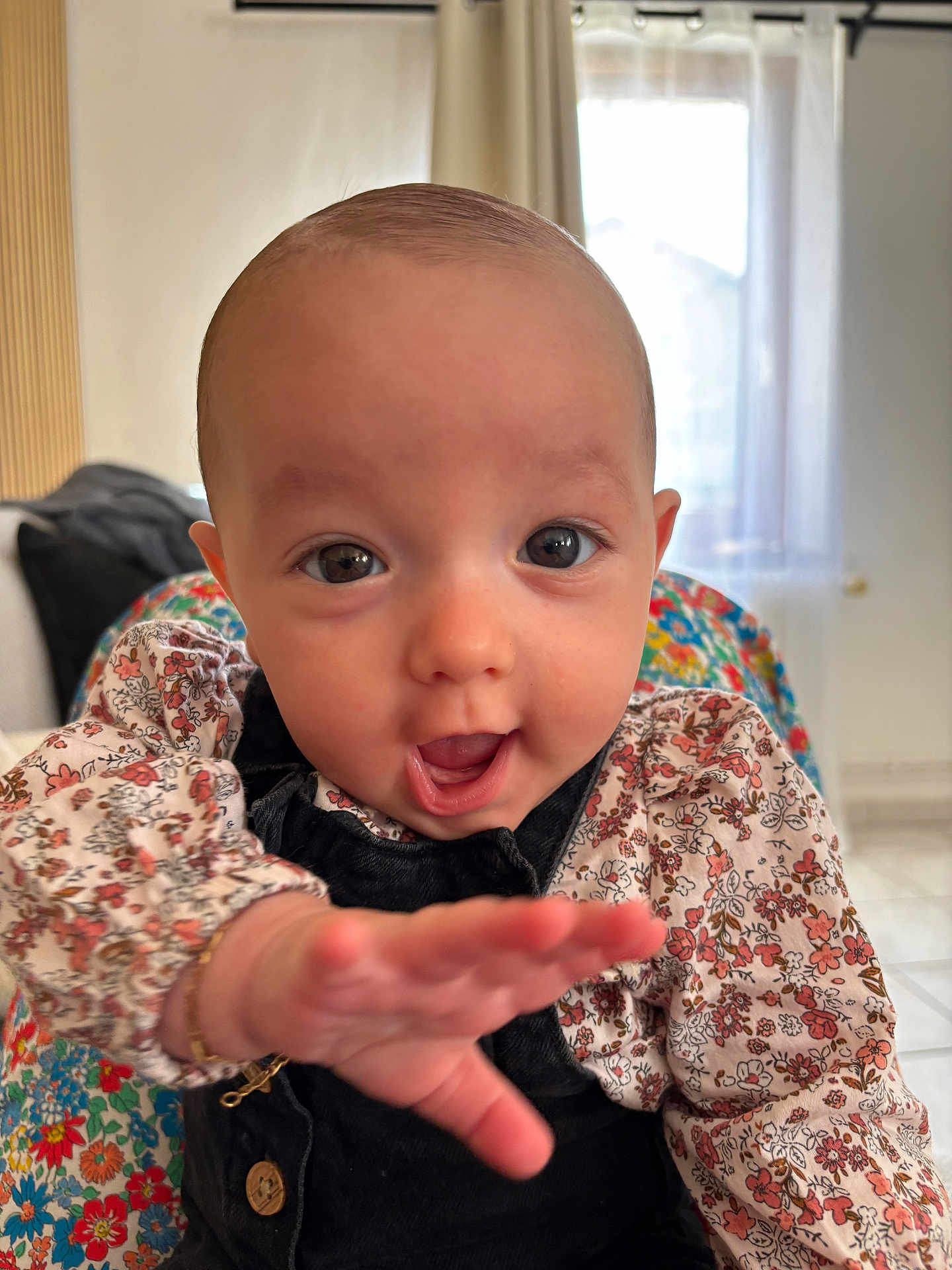 Evy Et Lylou participe au concours pour gagner de l'argent avec cette photo : baby, chair, child, clothing, colorful, curtain, cute, expression, face, floral, hand, happy, indoor, overalls, person, portrait, skin, smiling, window, young