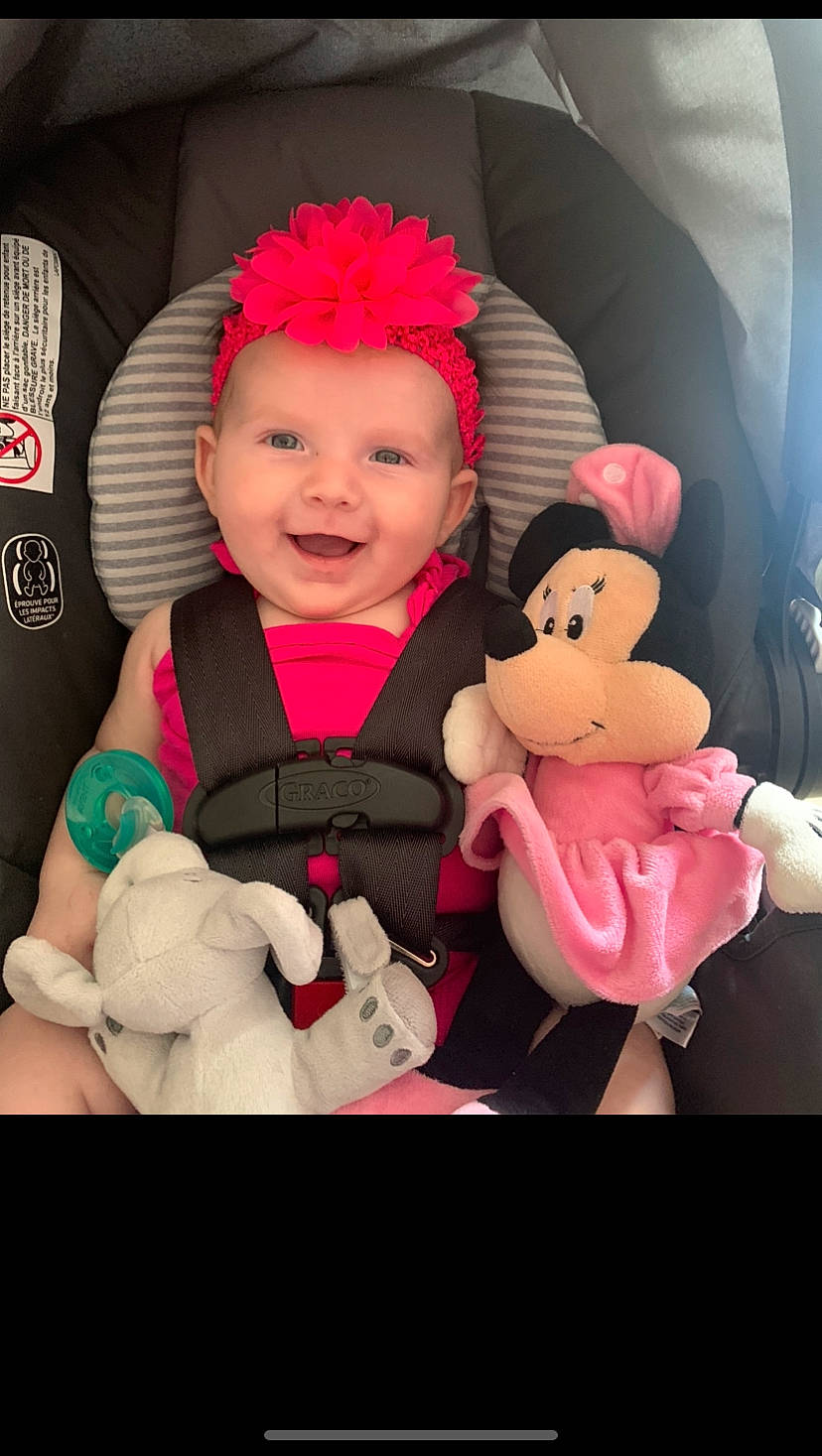 Rosalie a rejoint le concours — aidez-le/la à gagner de superbes lots ! baby, baby_products, baby_toddler_clothing, eye, face, finger, flash_photography, gesture, happy, hat, headgear, headwear, human_body, joy, magenta, person, pink, red, skin, smile