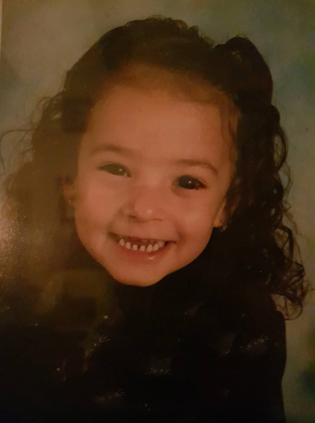 Mina a rejoint le concours — aidez-le/la à gagner de superbes lots ! brown_hair, cheek, child, chin, emotion, eye, eyebrow, face, facial_expression, forehead, girl, hairstyle, head, joy, long_hair, mouth, nose, person, portrait, smile