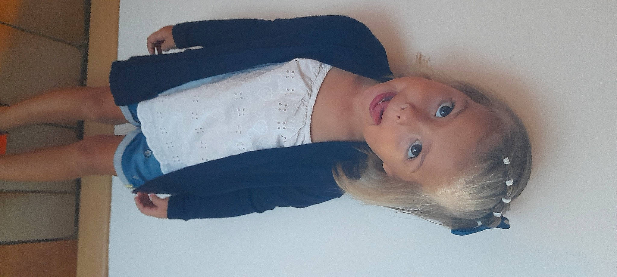 Mila participe au concours pour gagner de l'argent avec cette photo : abdomen, baby, cheek, chest, child, comfort, elbow, eyelash, glasses, hat, human_body, lip, neck, nose, person, portrait_photography, sleeve, sunglasses, toddler, tree