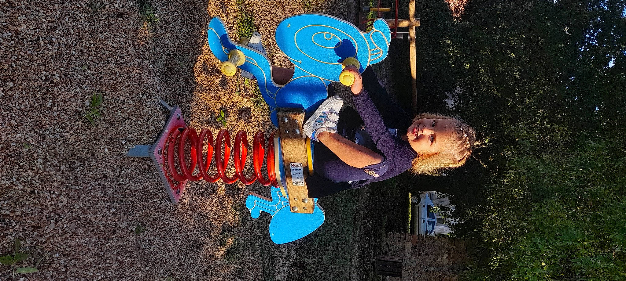 Mila a rejoint le concours — aidez-le/la à gagner de superbes lots ! boot, city, electric_blue, fun, grass, happy, joy, leisure, nature, outdoor_play_equipment, people_in_nature, person, plant, public_space, recreation, smile, sneakers, soil, spring, summer