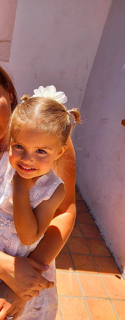 Mila participe au concours pour gagner de l'argent avec cette photo : bathing, blond, bridal_accessory, bridal_veil, brown_hair, child, dress, eye, eyelash, fashion_accessory, flash_photography, happy, headband, headpiece, iris, joy, long_hair, person, shoulder, skin
