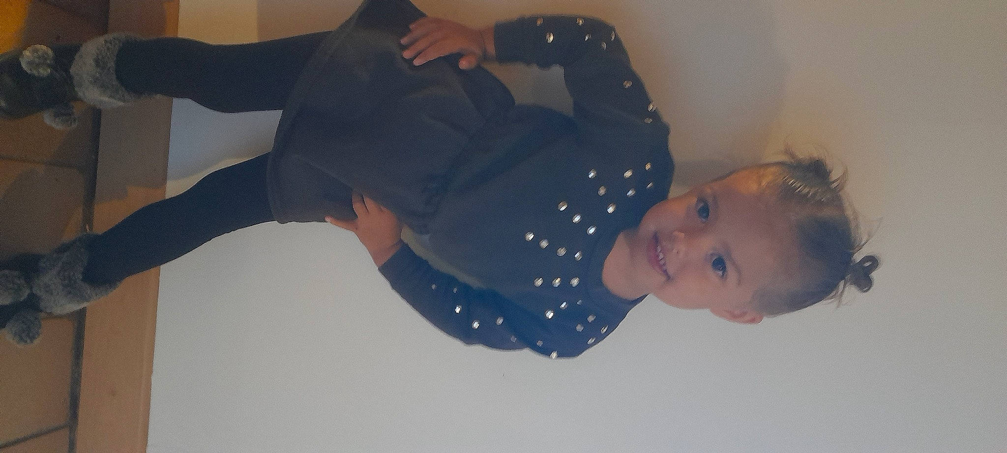 Mila a rejoint le concours — aidez-le/la à gagner de superbes lots ! baby, child, comfort, elbow, fun, gesture, hand, happy, human_body, human_leg, joy, knee, mouth, pattern, person, sitting, sleeve, thigh, thumb, toddler