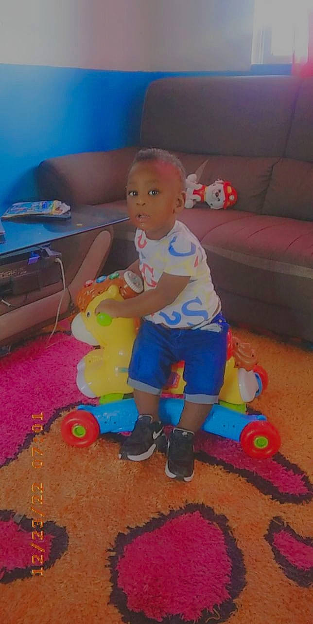 Elijah a rejoint le concours — aidez-le/la à gagner de superbes lots ! baby, baby_playing_with_toys, baby_toddler_clothing, baby_toys, blue, child, comfort, couch, floor, flooring, fun, happy, leisure, mammal, person, play, product, room, stuffed_toy, toddler