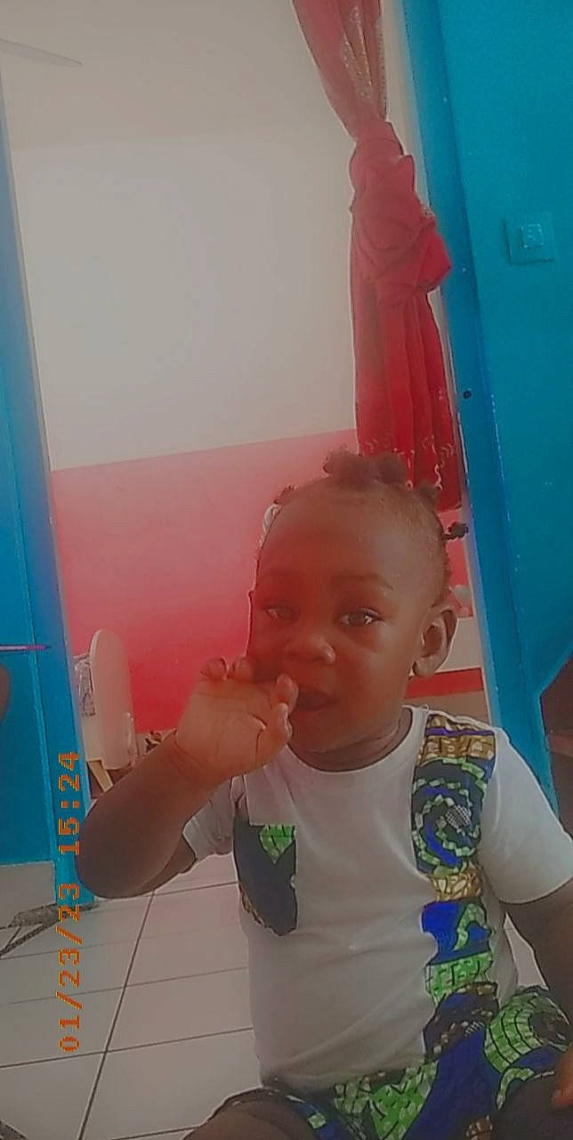 Elijah a rejoint le concours — aidez-le/la à gagner de superbes lots ! art, chest, child, eye, finger, fun, happy, leisure, magenta, mouth, paint, person, plastic_bottle, play, refrigerator, room, standing, t_shirt, thumb, toddler