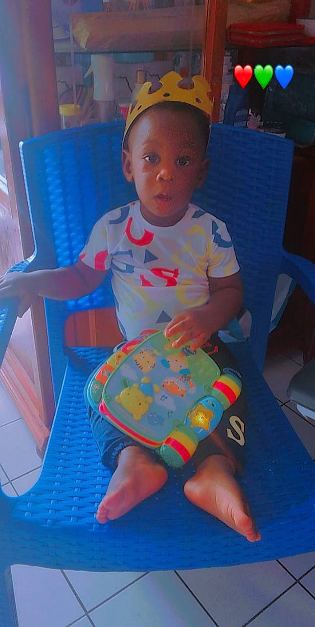 Elijah participe au concours pour gagner de l'argent avec cette photo : baby, baby_playing_with_toys, baby_products, baby_toddler_clothing, baby_toys, blue, cap, chair, child, fun, happy, leisure, person, plastic, play, room, sitting, sweetness, t_shirt, toddler