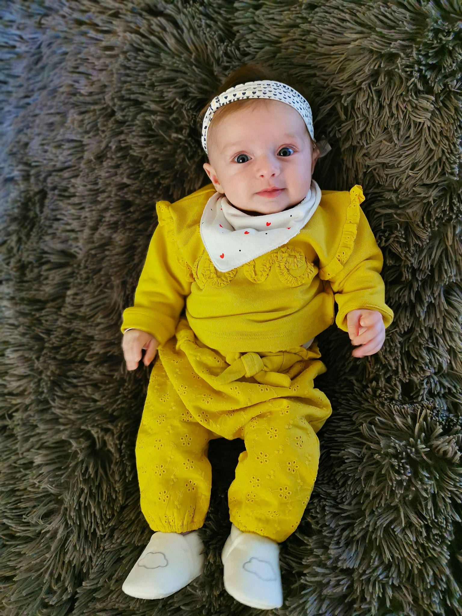 Yuna participe au concours pour gagner de l'argent avec cette photo : baby, child, outerwear, person, plant, smile, toddler, yellow