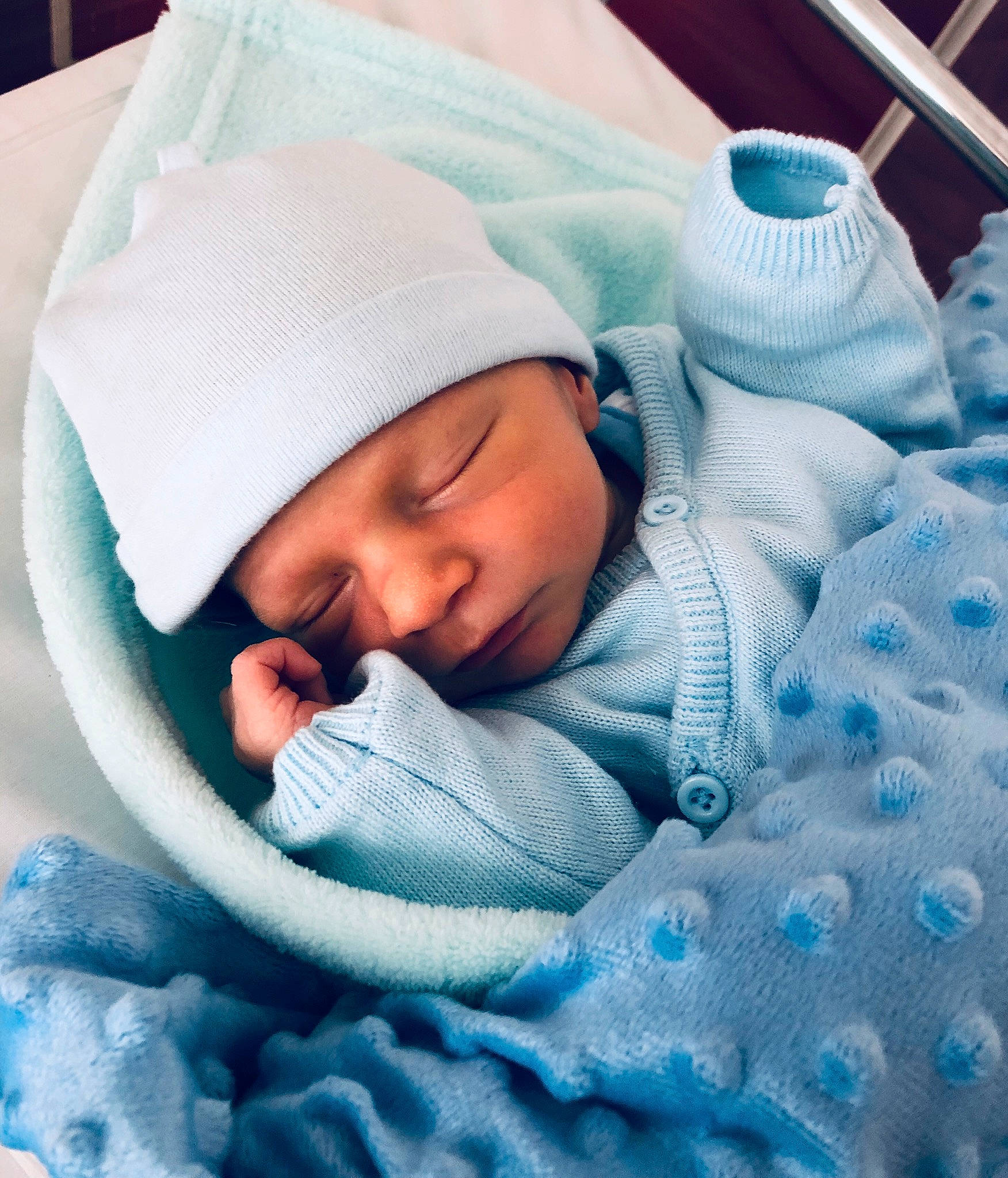 Raphaël a rejoint le concours — aidez-le/la à gagner de superbes lots ! baby, baby_sleeping, bedtime, birth, blue, cheek, child, childbirth, headwear, hospital, linens, nap, nose, person, room, skin, sleep, textile, toddler