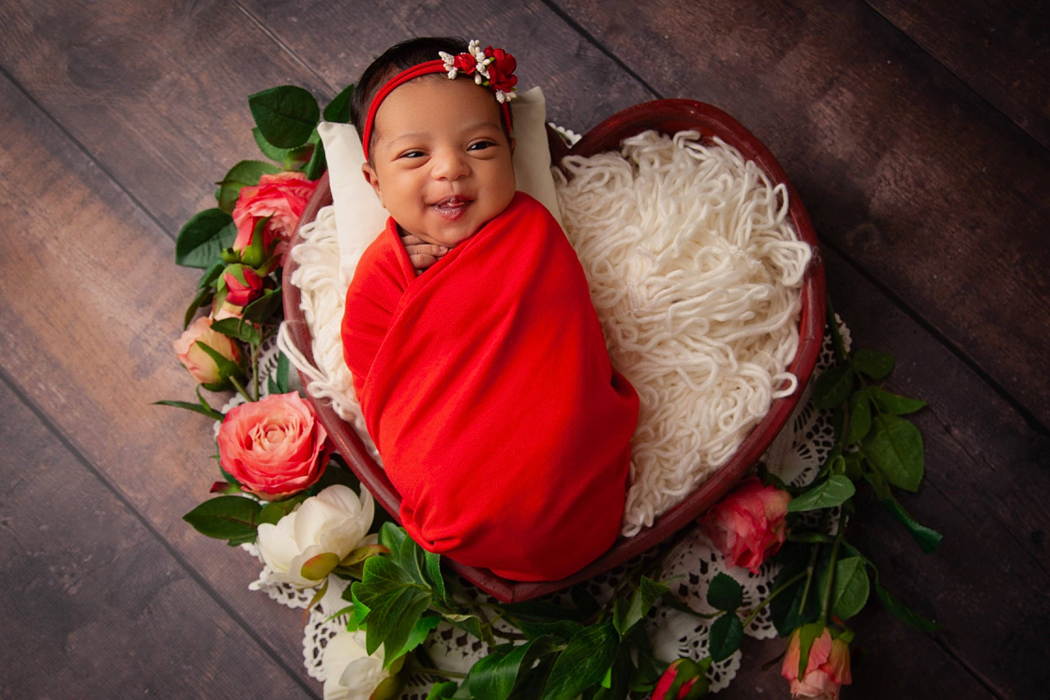 Nélia a rejoint le concours — aidez-le/la à gagner de superbes lots ! artificial_flower, baby, bouquet, cut_flowers, event, flash_photography, flower, flower_arranging, garden_roses, happy, headwear, human_body, hybrid_tea_rose, joy, person, petal, plant, rose, rose_family, rose_order