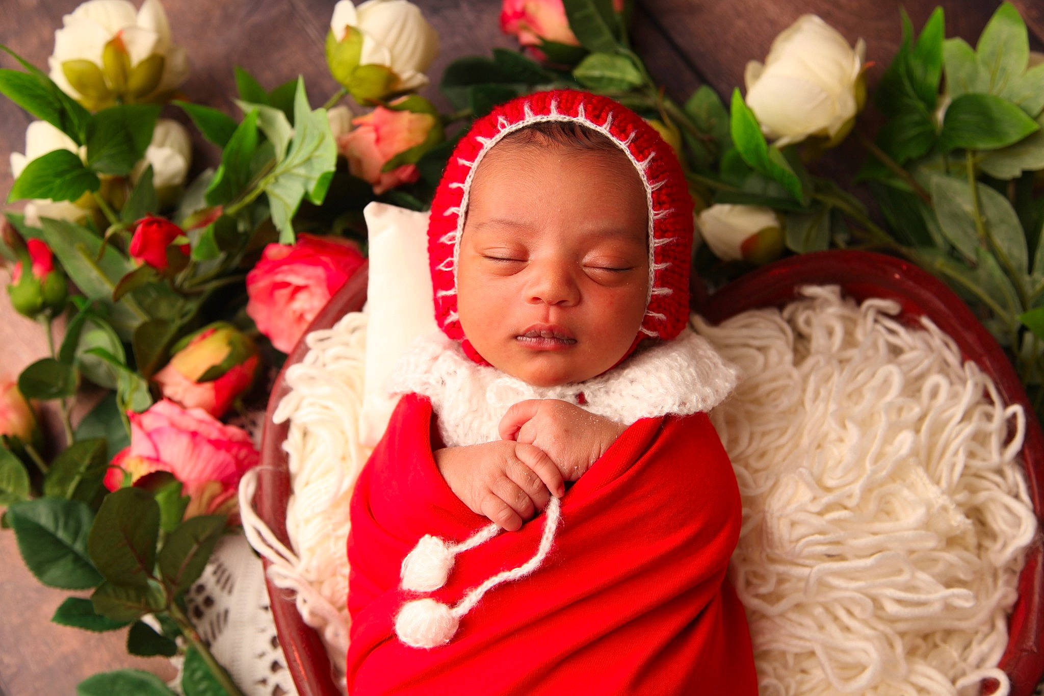 Nélia participe au concours pour gagner de l'argent avec cette photo : baby, baby_toddler_clothing, child, christmas, christmas_decoration, christmas_eve, christmas_ornament, event, eye, flower, flower_arranging, grass, happy, people, people_in_nature, person, petal, pink, plant, textile