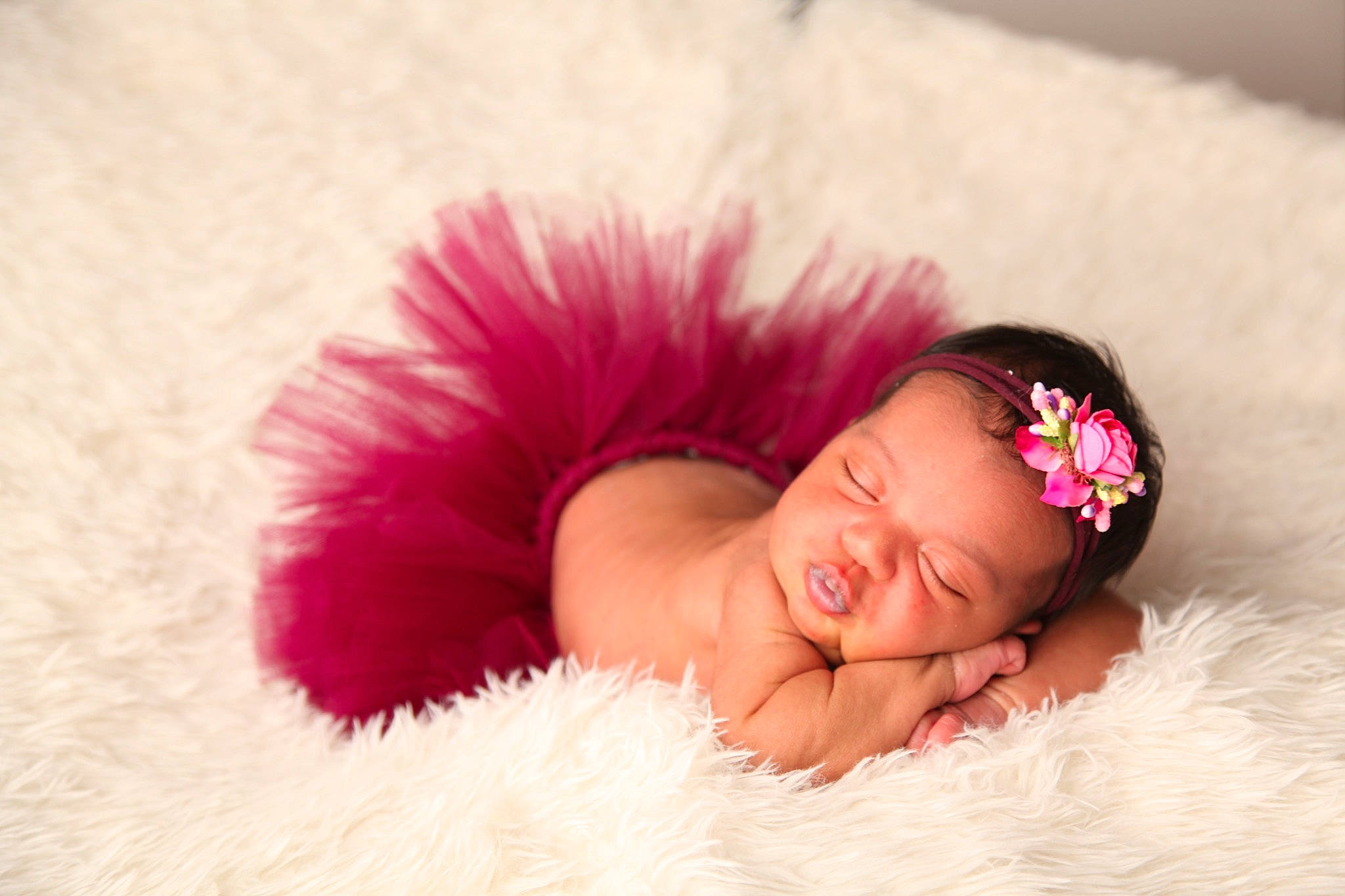 Nélia participe au concours pour gagner de l'argent avec cette photo : baby, baby_sleeping, baby_toddler_clothing, cap, child, comfort, eye, eyelash, fashion_accessory, hair_accessory, headband, headpiece, jewellery, knit_cap, linens, magenta, person, petal, pink, skin