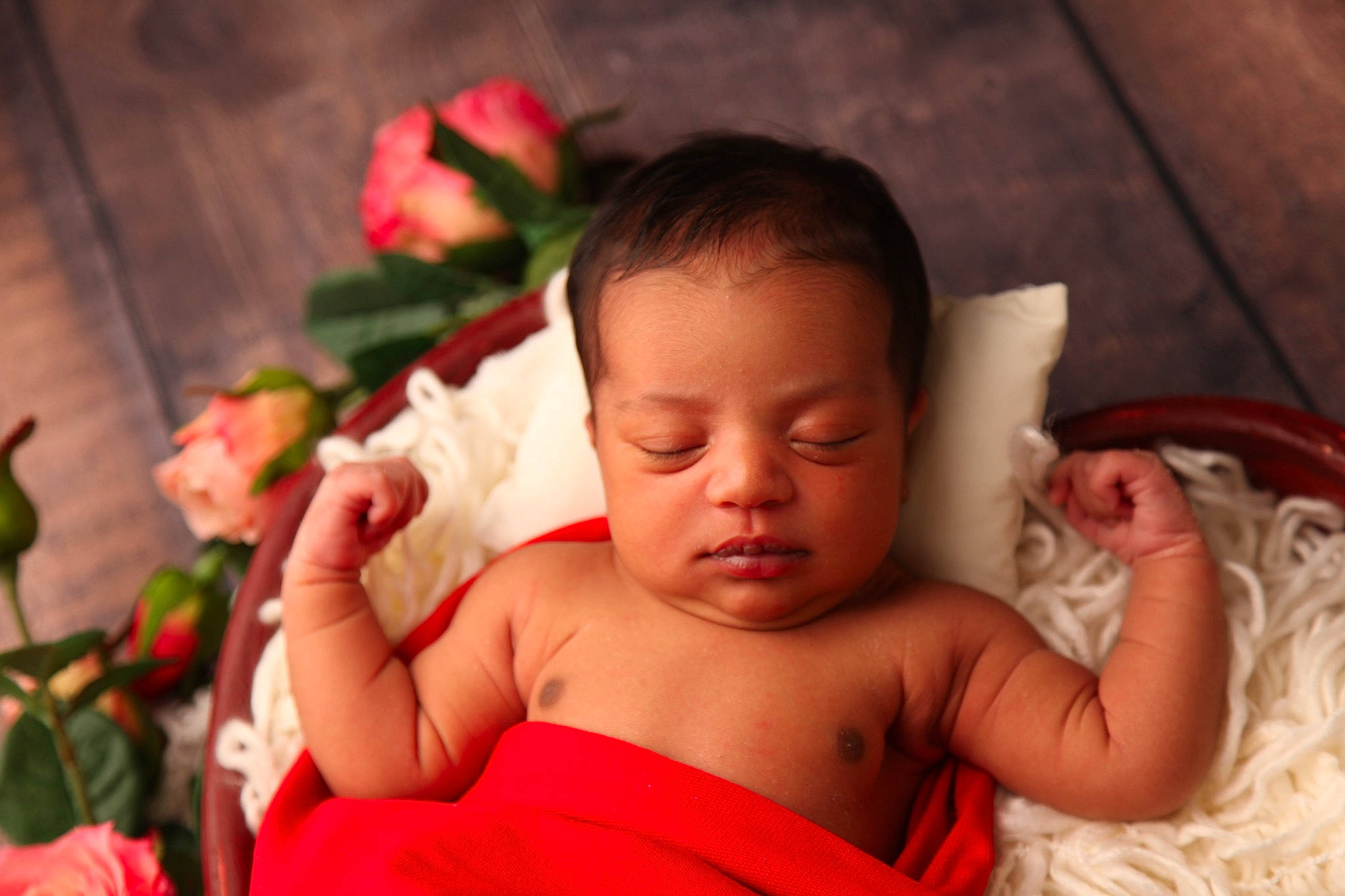 Nélia a rejoint le concours — aidez-le/la à gagner de superbes lots ! baby, baby_toddler_clothing, cheek, child, chin, comfort, event, finger, fun, hand, happy, lip, mouth, nail, person, pink, plant, red, rose, skin