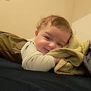 Simon a rejoint le concours — aidez-le/la à gagner de superbes lots ! baby, blanket, bed, child, cozy, cute, face, happy, indoors, infant, laying_down, person, portrait, resting, sleepy, soft, smile, toddler, warm, young