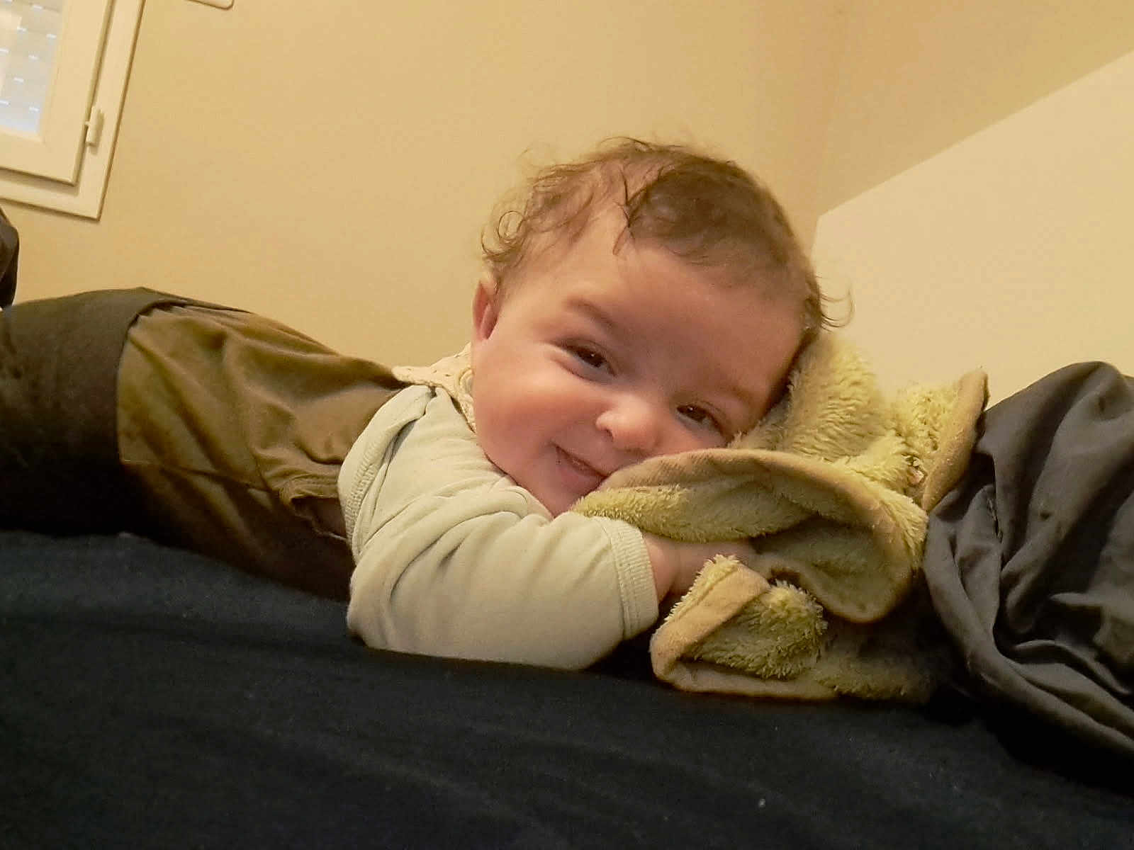 Simon a rejoint le concours — aidez-le/la à gagner de superbes lots ! baby, blanket, bed, child, cozy, cute, face, happy, indoors, infant, laying_down, person, portrait, resting, sleepy, soft, smile, toddler, warm, young