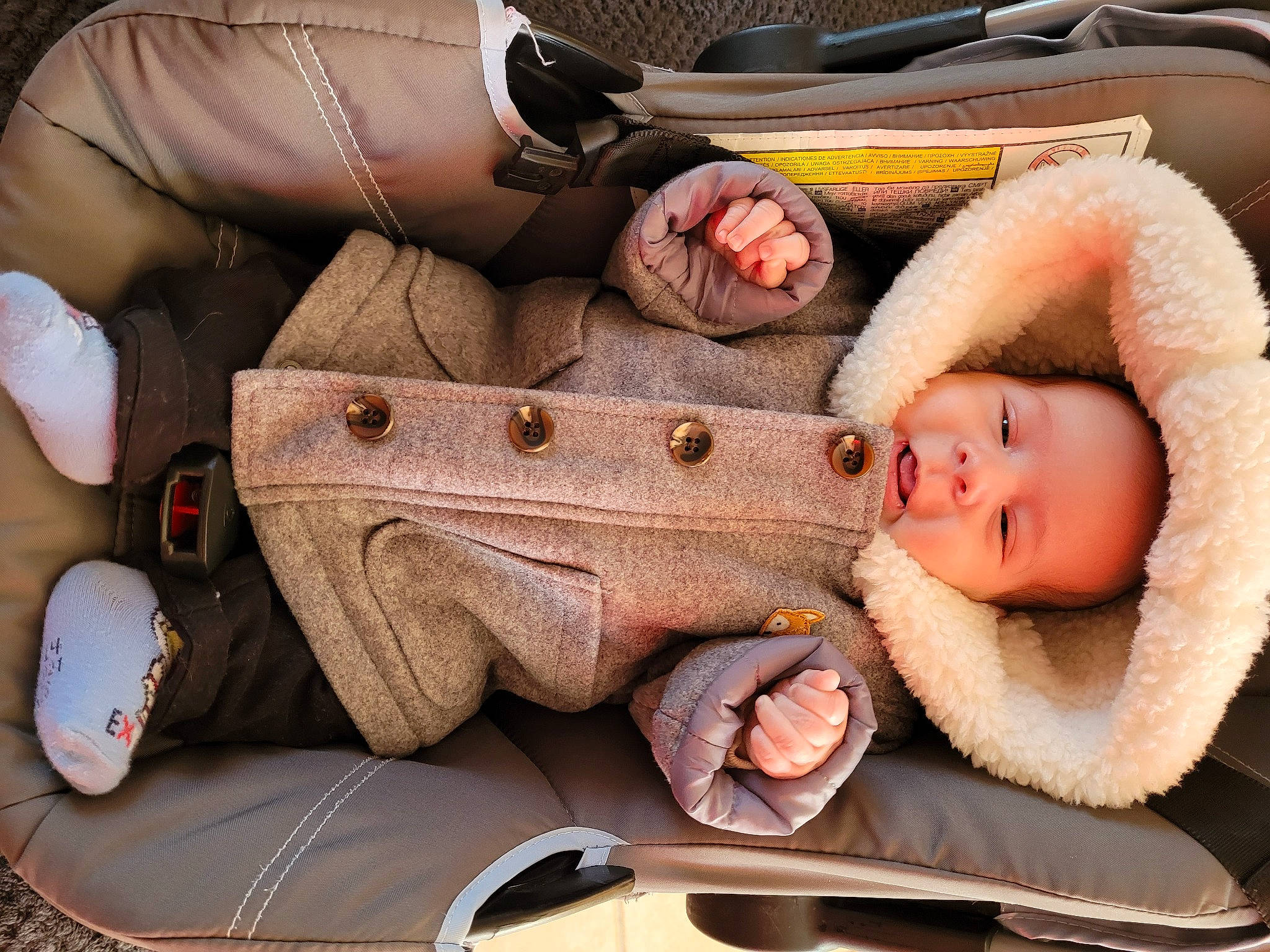 Marius a rejoint le concours — aidez-le/la à gagner de superbes lots ! arm, baby, baby_carriage, baby_products, baby_sleeping, baby_toddler_clothing, bag, car_seat, chair, child, comfort, finger, hand, joint, leg, mouth, person, skin, textile, toddler