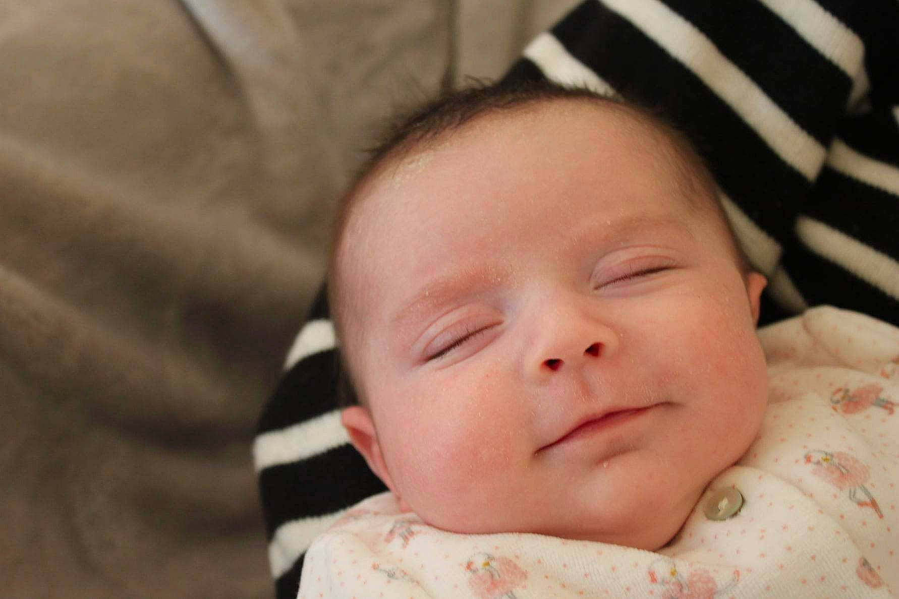 Léna a rejoint le concours — aidez-le/la à gagner de superbes lots ! baby, baby_toddler_clothing, cheek, child, comfort, event, eyebrow, eyelash, face, happy, linens, lip, nose, pattern, person, portrait_photography, skin, smile, textile, toddler