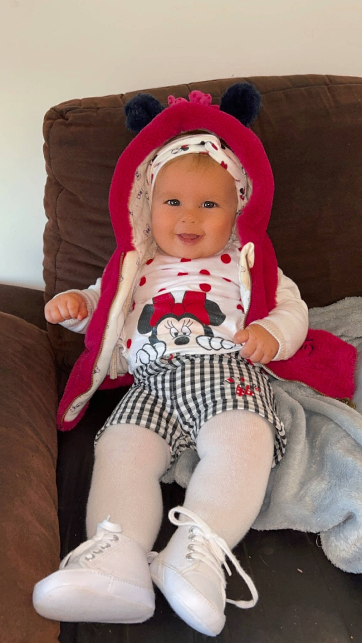 Kamyla a rejoint le concours — aidez-le/la à gagner de superbes lots ! baby, baby_products, baby_toddler_clothing, comfort, doll, eye, head, human_body, human_leg, joy, knee, lap, pattern, person, pink, sitting, sleeve, smile, sock, thigh