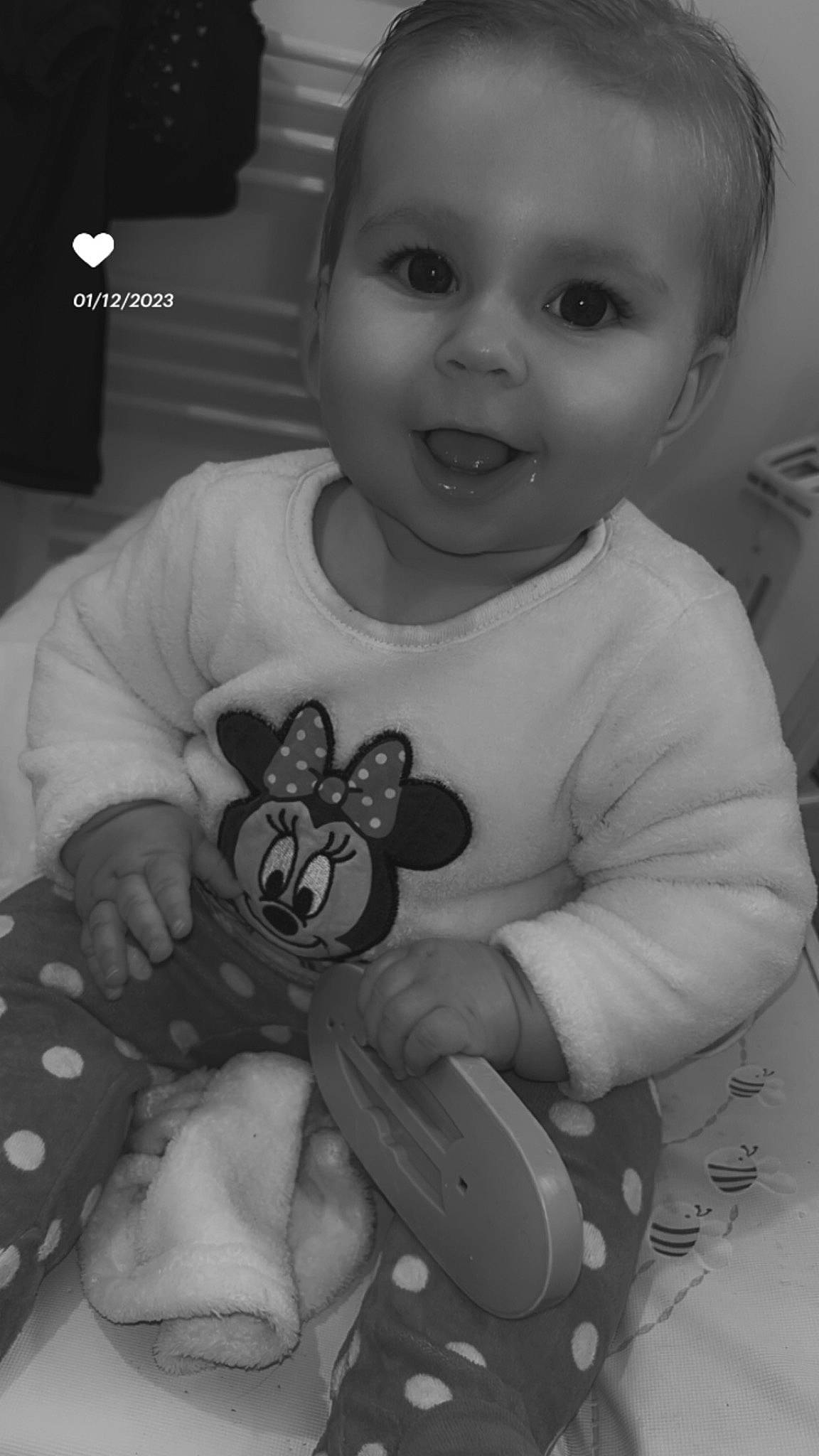 Kamyla a rejoint le concours — aidez-le/la à gagner de superbes lots ! arm, baby, baby_toddler_clothing, black, black_and_white, child, cool, finger, hand, happy, human_body, monochrome, nose, organ, person, photograph, sleeve, smile, style, toddler