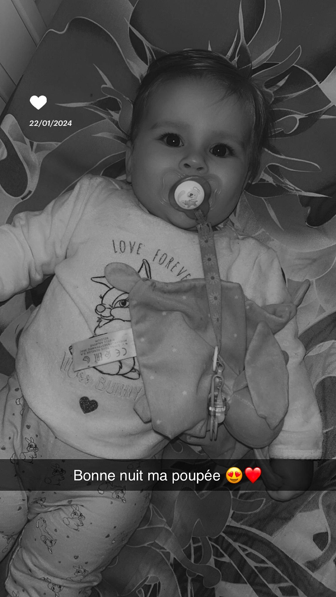 Kamyla a rejoint le concours — aidez-le/la à gagner de superbes lots ! arm, baby, baby_products, baby_toddler_clothing, cheek, chest, child, eyebrow, flash_photography, font, happy, iris, monochrome, monochrome_photography, mouth, pattern, person, photo_caption, portrait_photography, room