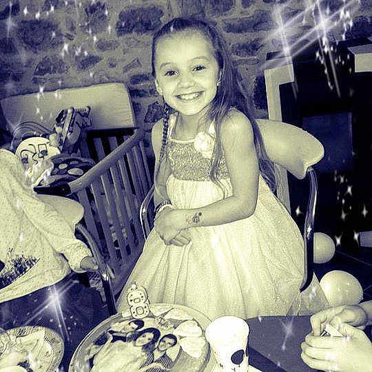 Louane participe au concours pour gagner de l'argent avec cette photo :