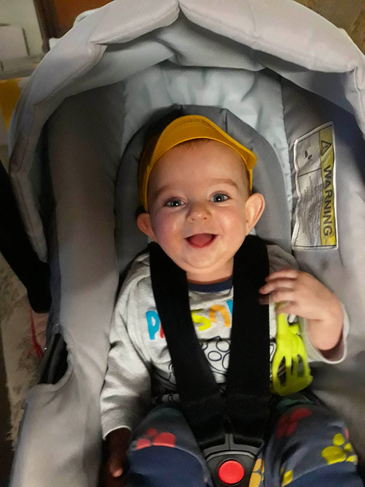 Clément participe au concours pour gagner de l'argent avec cette photo : baby, baby_carriage, baby_in_car_seat, baby_products, car_seat, child, comfort, eye, facial_expression, fun, happy, joy, mouth, person, personal_protective_equipment, product, seat_belt, skin, smile, space