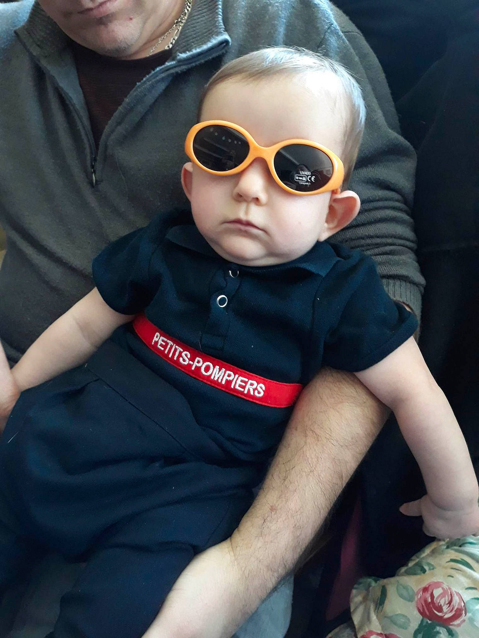 Clément participe au concours pour gagner de l'argent avec cette photo : auto_part, baby, baby_toddler_clothing, comfort, cool, eyewear, fun, glasses, goggles, happy, human_leg, lip, person, personal_protective_equipment, sitting, sleeve, sunglasses, t_shirt, thigh, toddler