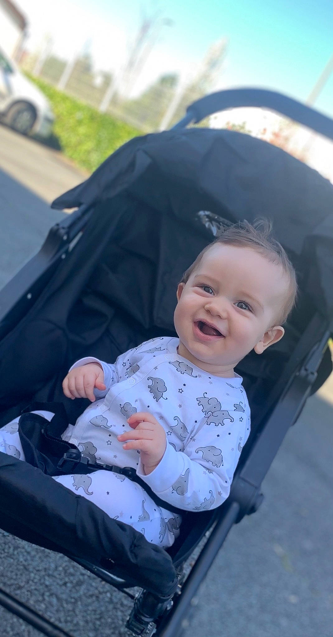 Kamrön a rejoint le concours — aidez-le/la à gagner de superbes lots ! baby, baby_carriage, baby_products, car, car_seat, child, joy, person, product, sitting, skin, smile, toddler, vacation, vehicle