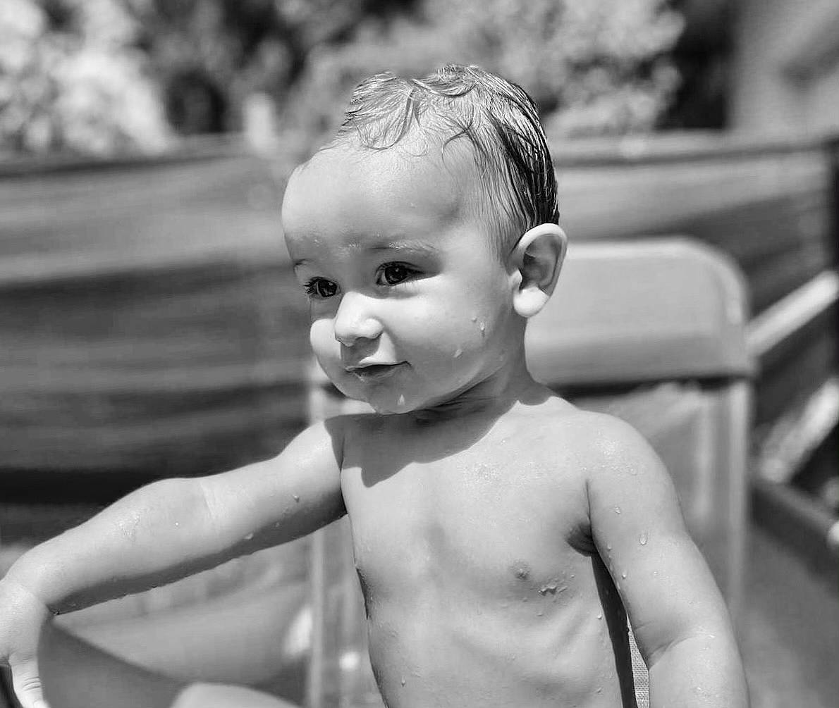 Kamrön a rejoint le concours — aidez-le/la à gagner de superbes lots ! baby, black, black_and_white, cheek, child, eye, face, fun, head, monochrome, monochrome_photography, person, photograph, photography, smile, snapshot, style, toddler